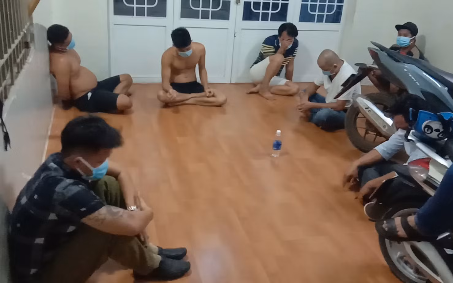 17 thanh niên nam nữ bay lắc trong căn nhà cho thuê -0