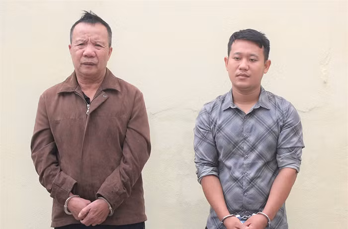Gặp nhau ở chợ cá, đôi bạn bàn nhau buôn thuốc nổ -0