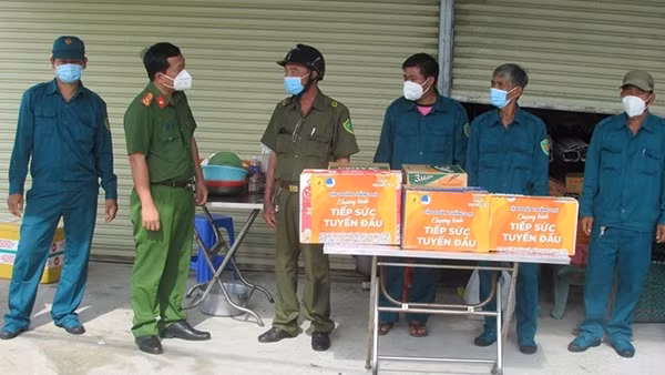 Công an cơ sở xuyên đêm vào “điểm nóng” dịch ảnh 3