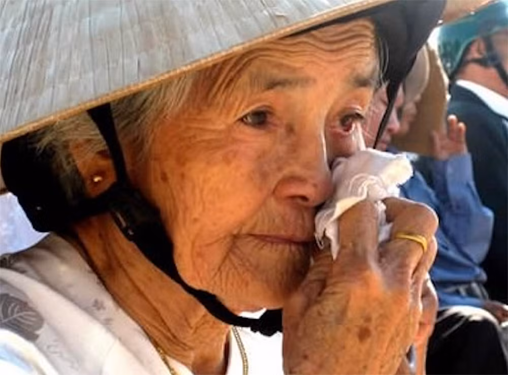 Những người mẹ Việt Nam với đức hi sinh thầm lặng.