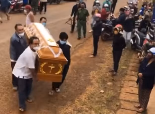 Khiêng quan tài đến nhà con nợ để…đòi nợ -0