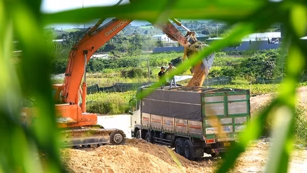 Bí ẩn trong bãi tập kết khoáng sản (Bài 1)