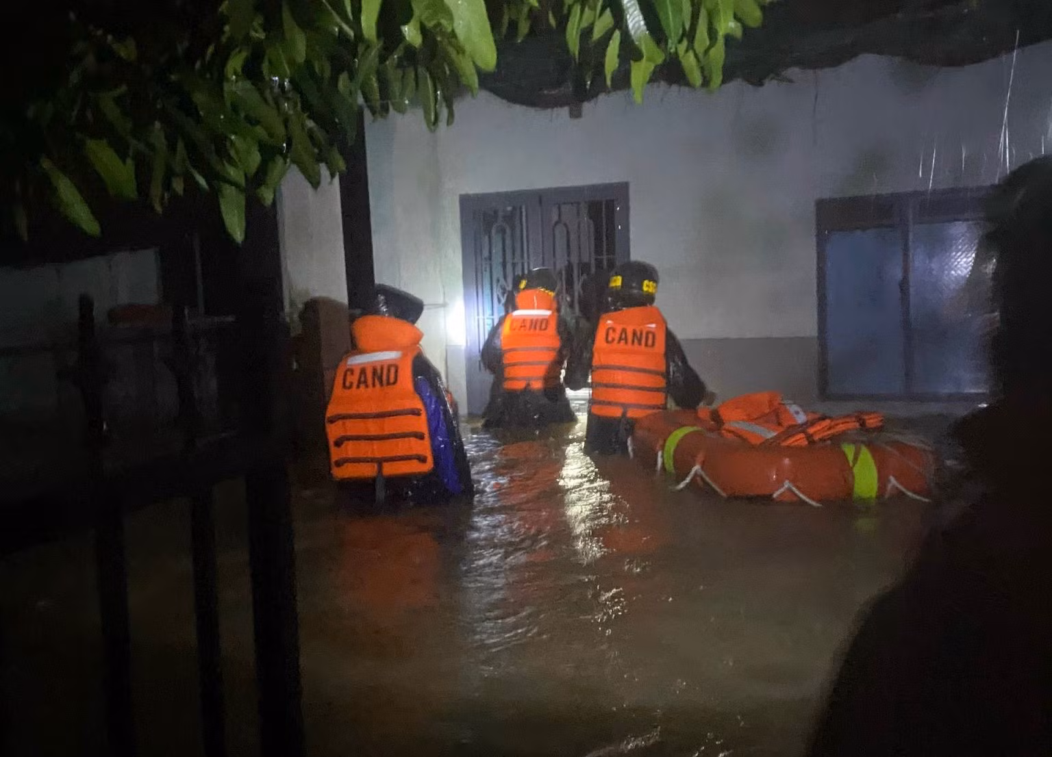 Khẩn cấp giúp dân vượt lũ trong đêm -0