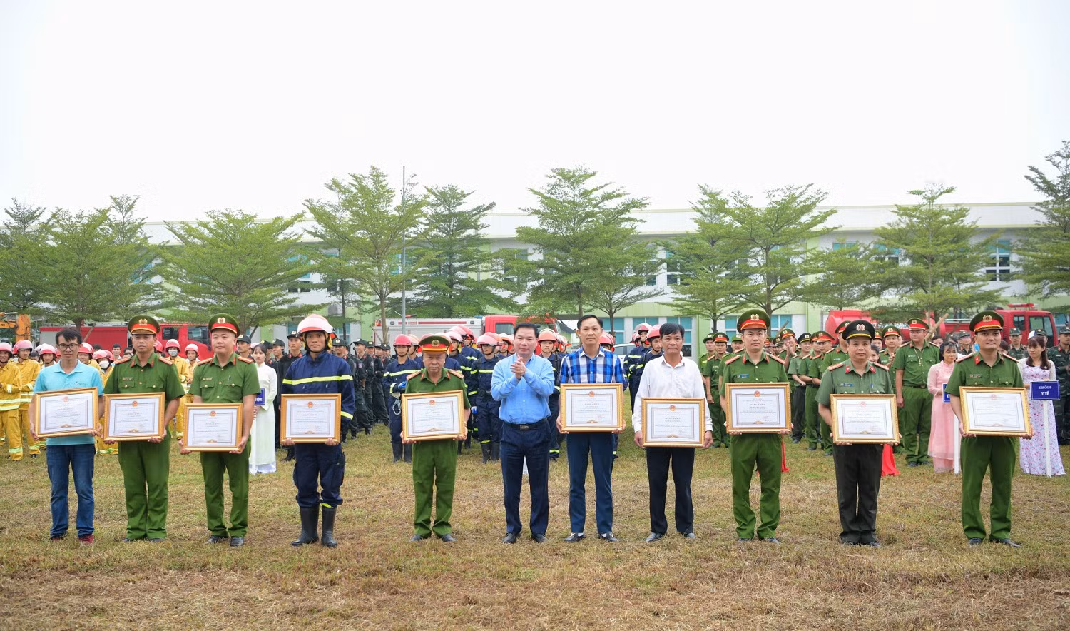 Ninh Bình huy động 450 người tham gia diễn tập phương án chữa cháy và CNCH -0