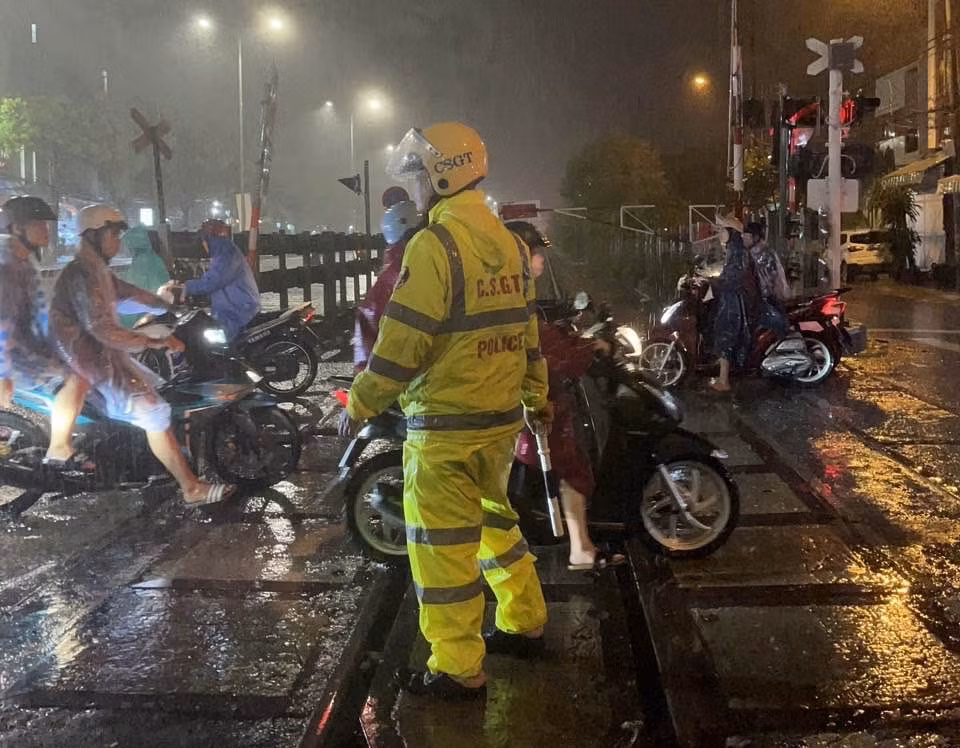 Khẩn cấp giúp dân vượt lũ trong đêm -0
