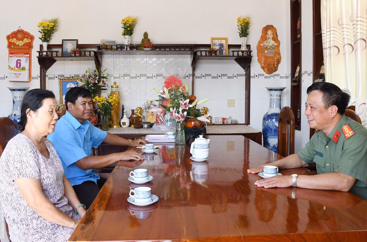 Thăm, tặng quà lễ&nbsp;Sêne Đôlta của đồng bào dân tộc Khmer -0