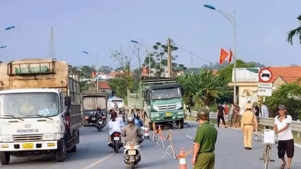 Nam học sinh lớp 10 bị xe tải cán qua người tử vong