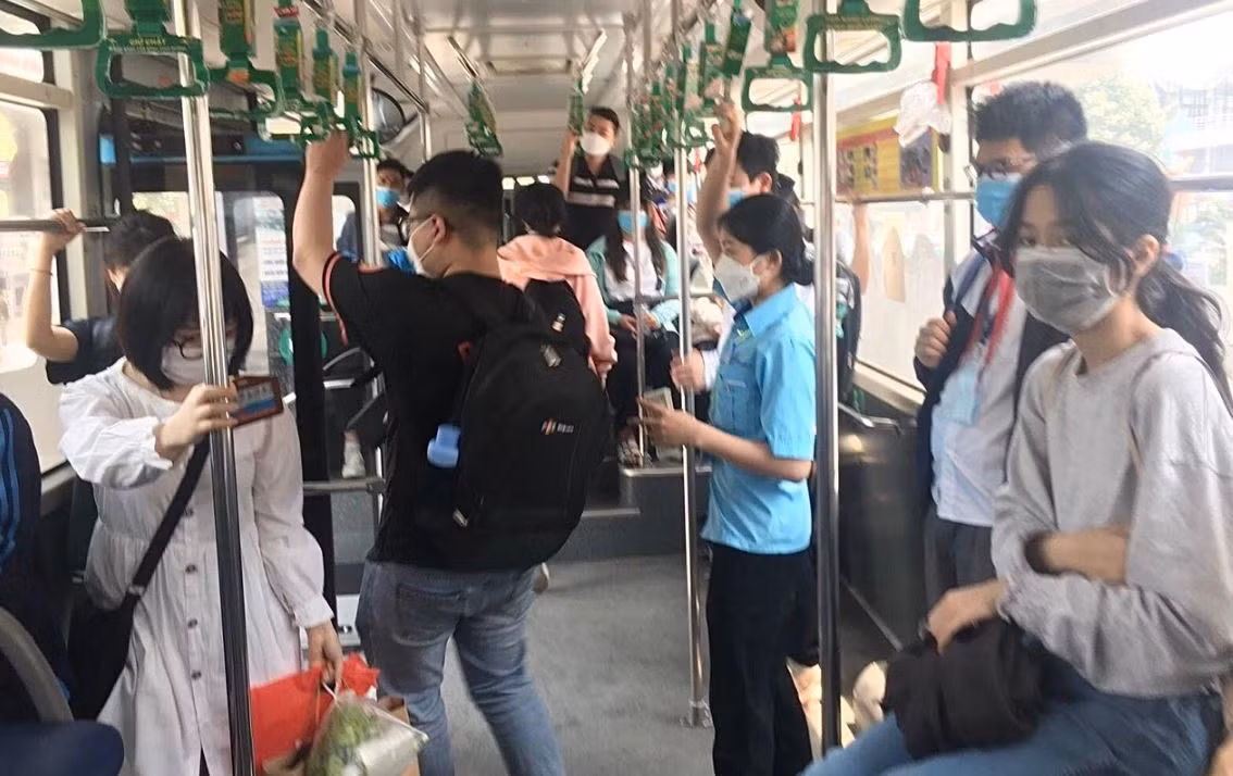 Xe buýt Hà Nội hút khách trở lại -0