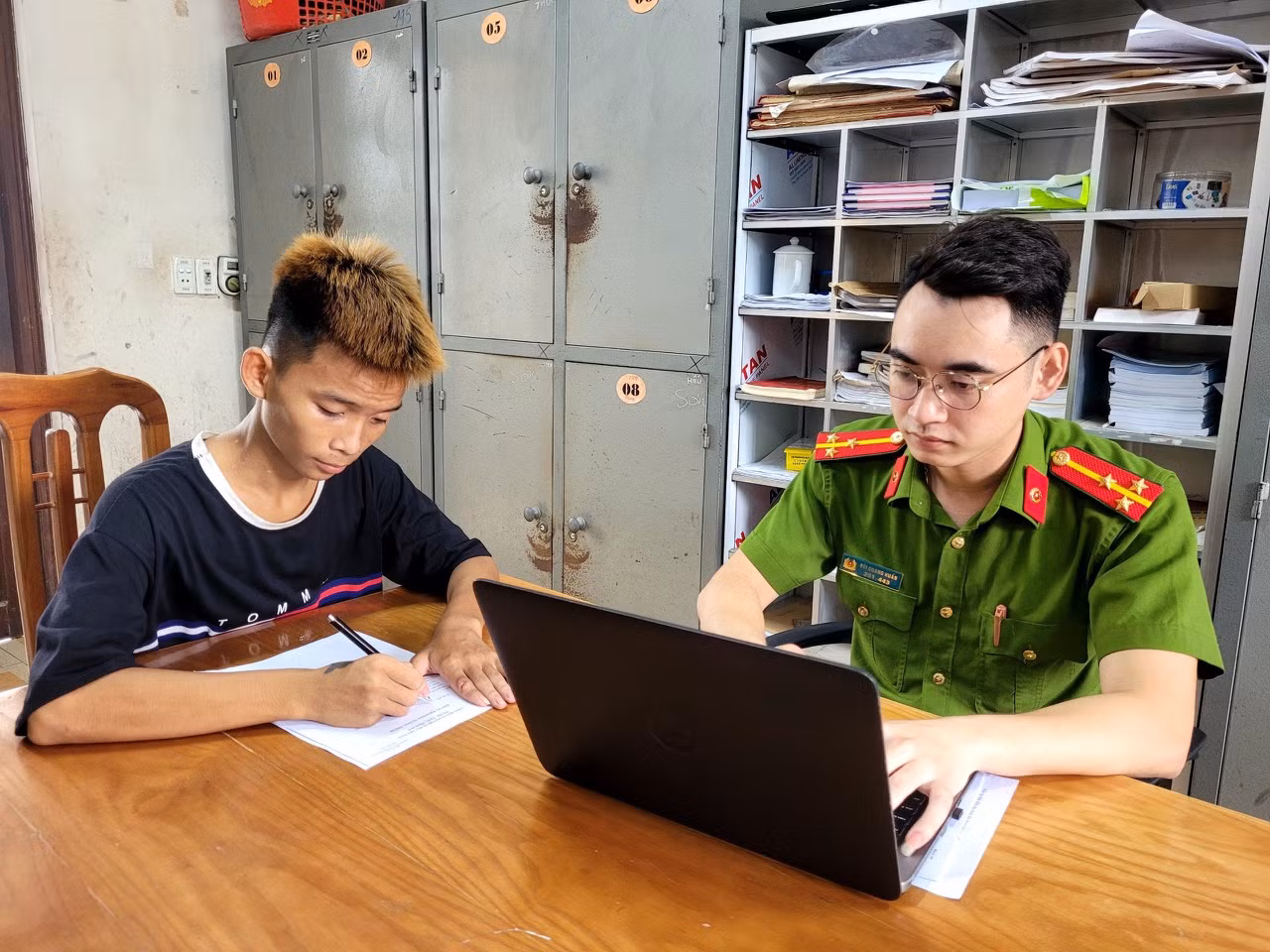 5 đối tượng phóng xe từ Hà Nội lên Tuyên Quang mang theo dao, kiếm để giải quyết mâu thuẫn -0