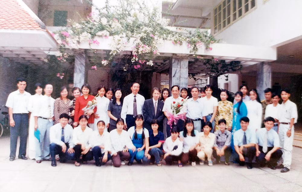 lớp viết văn nguyễn du khóa 6 (ảnh chụp năm ...).jpg -1