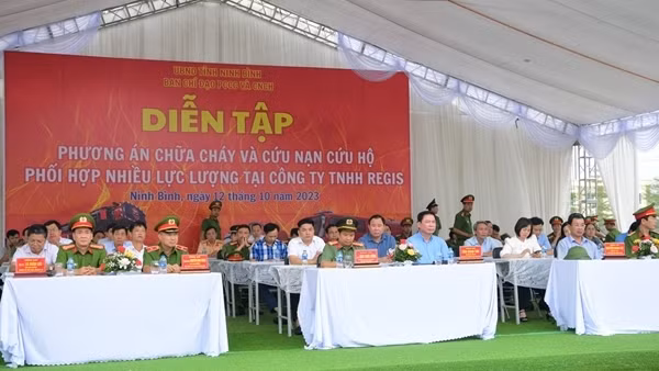 Ninh Bình huy động hàng trăm người tham gia diễn tập phương án chữa cháy và CNCH