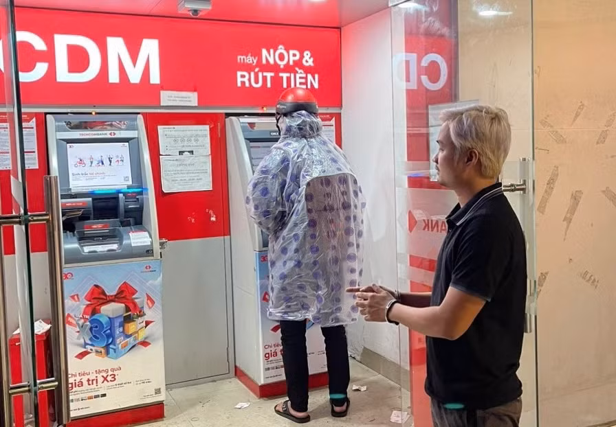 Đối tượng dùng phương thức tinh vi để chiếm đoạt tiền tại trụ ATM bị bắt -0