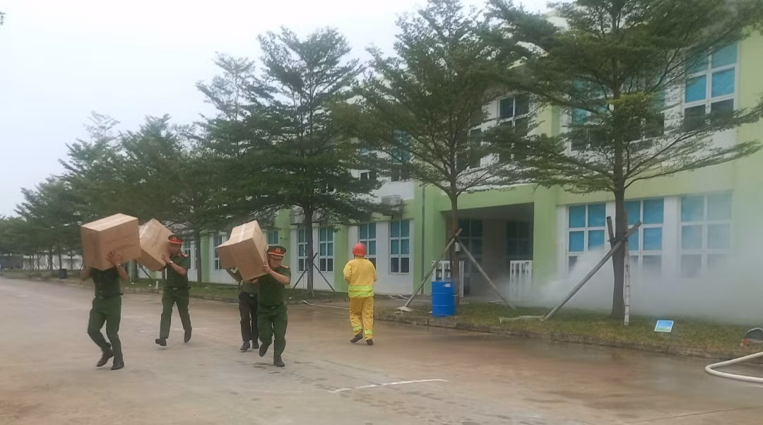 Ninh Bình huy động 450 người tham gia diễn tập phương án chữa cháy và CNCH -0