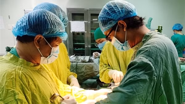 Cứu sống ngư phủ bị đâm thấu bụng sau 3 ngày lênh đênh trên biển
