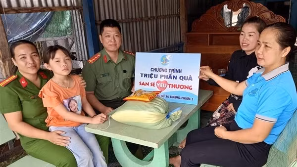 Mẹ đỡ đầu của trẻ em vùng biên giới Tây Nam