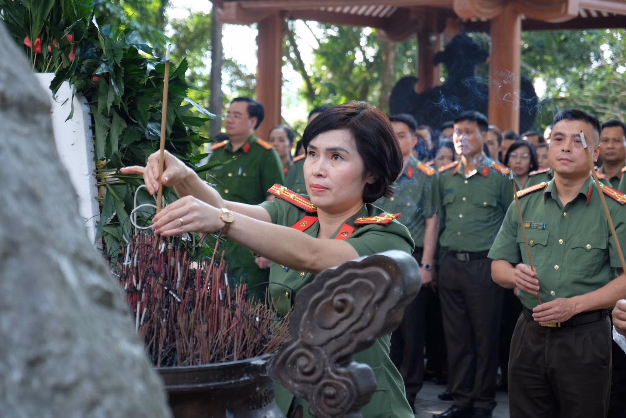 Đoàn đại biểu Công đoàn CAND dâng hương tại Khu di tích quốc gia 27/7, trao quà Công an xã và người có công -0