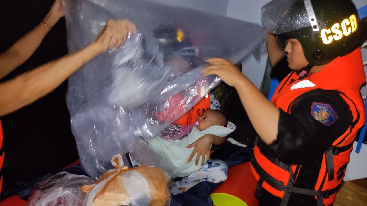 Đà Nẵng mưa lũ vẫn diễn biến phức tạp, ứng cứu sơ tán hơn 4.000 người -1
