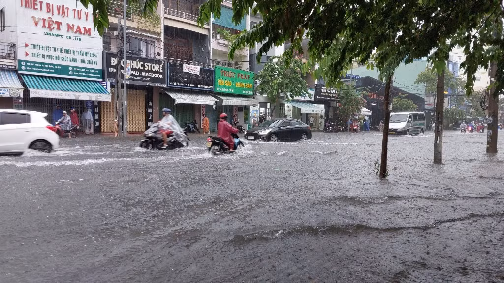 Mưa lớn nguy cơ ngập lụt nhiều nơi, Đà Nẵng ra thông báo khẩn cho học sinh nghỉ học -1