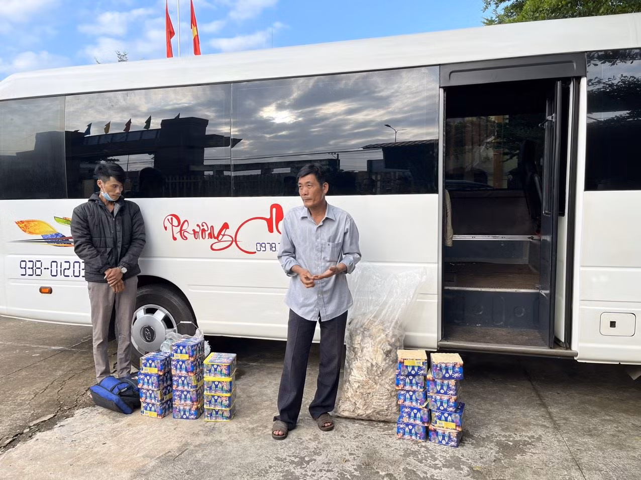 Bắt giữ 2 đối tượng vận chuyển pháo lậu bằng ô tô khách -0