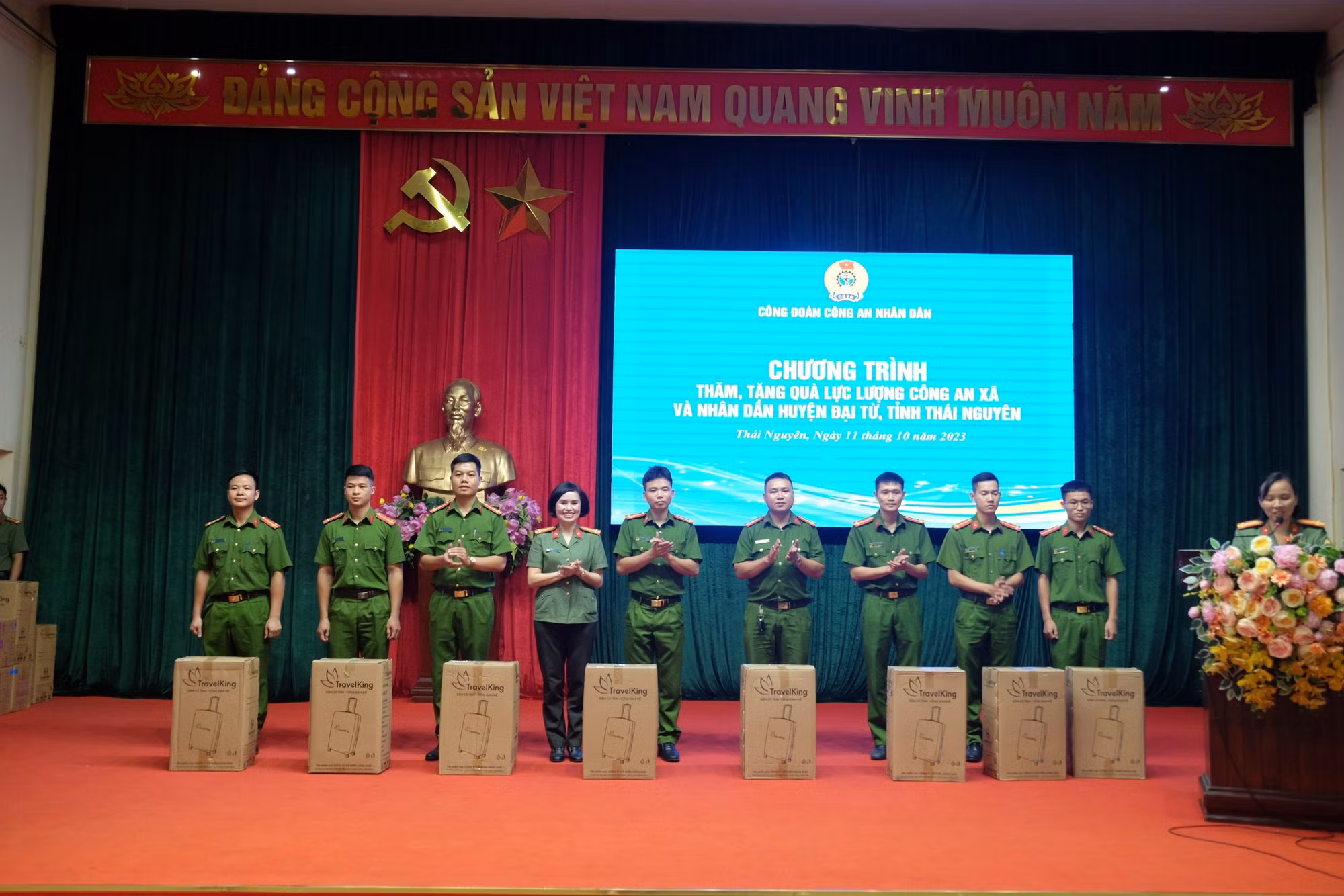 Đoàn đại biểu Công đoàn CAND dâng hương tại Khu di tích quốc gia 27/7, trao quà Công an xã và người có công -0
