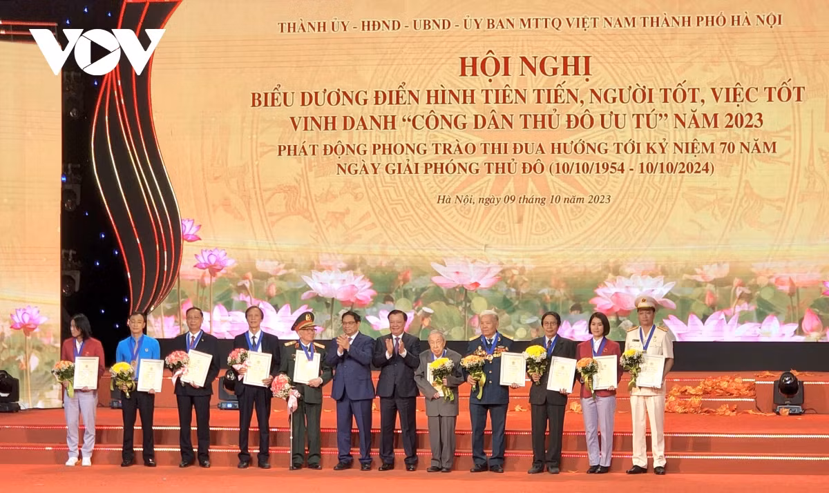 thủ tướng phạm minh chính và bí thư thành ủy hà nội đinh tiến dũng trao tặng danh hiệu công dân ưu tú cho các công dân tiêu biểu hà nội.jpg -0