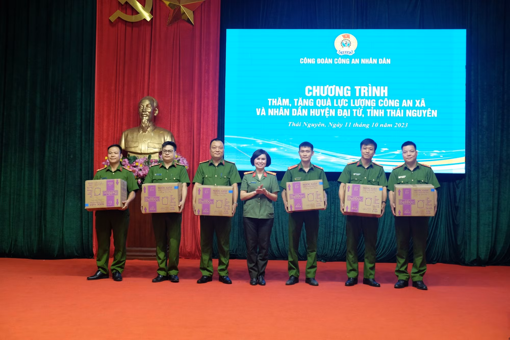 Đoàn đại biểu Công đoàn CAND dâng hương tại Khu di tích quốc gia 27/7, trao quà Công an xã và người có công -0