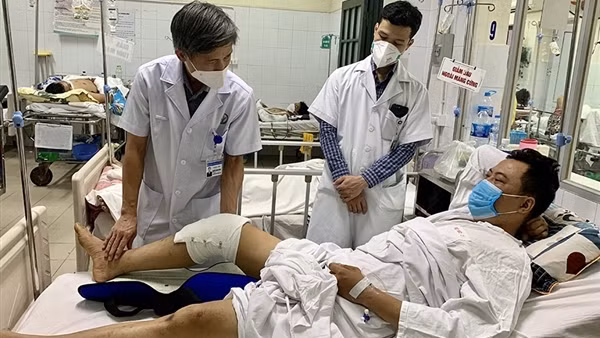 Đề nghị khởi tố vụ án, khởi tố bị can vụ cháu bé 8 tuổi bị đốt ảnh 3