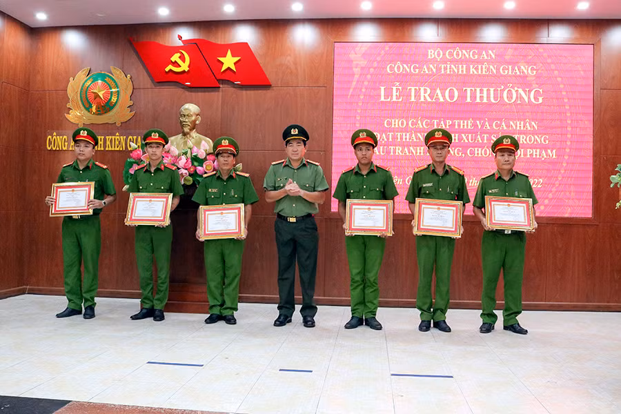 Công an tỉnh Kiên Giang trao thưởng cho các tập thể, cá nhân đạt thành tích xuất sắc bắt giữ đối tượng giải cứu con tin an toàn -0