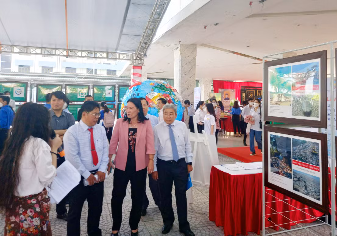 Khai mạc triển lãm ảnh, tư liệu tuyên truyền phòng, chống rác thải nhựa -0