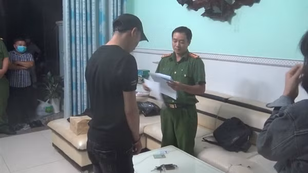 Bị truy bắt, kẻ buôn lậu ném 30.000 viên thuốc tân dược xuống đường ảnh 4