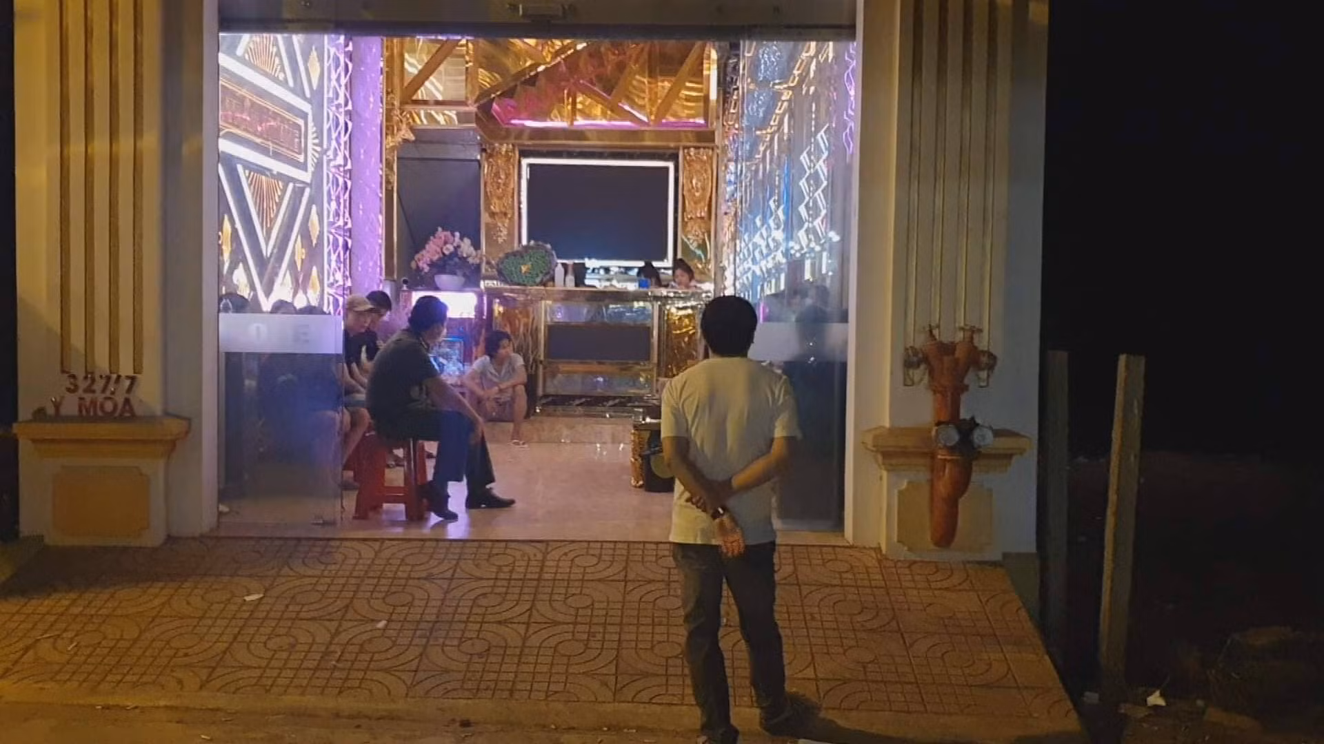 Quản lý quán karaoke kiêm môi giới mại dâm -0
