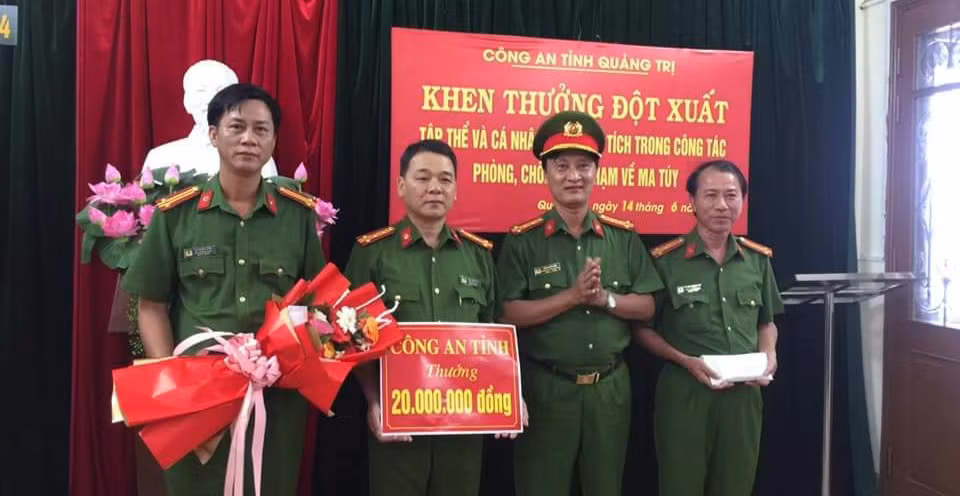 Trao thưởng 3 vụ bắt giữ hơn 14.000 viên ma túy tổng hợp -0