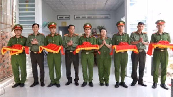 Cụm thi đua số 8 tặng “Nhà nghĩa tình đồng đội” cho nữ Công an nghèo