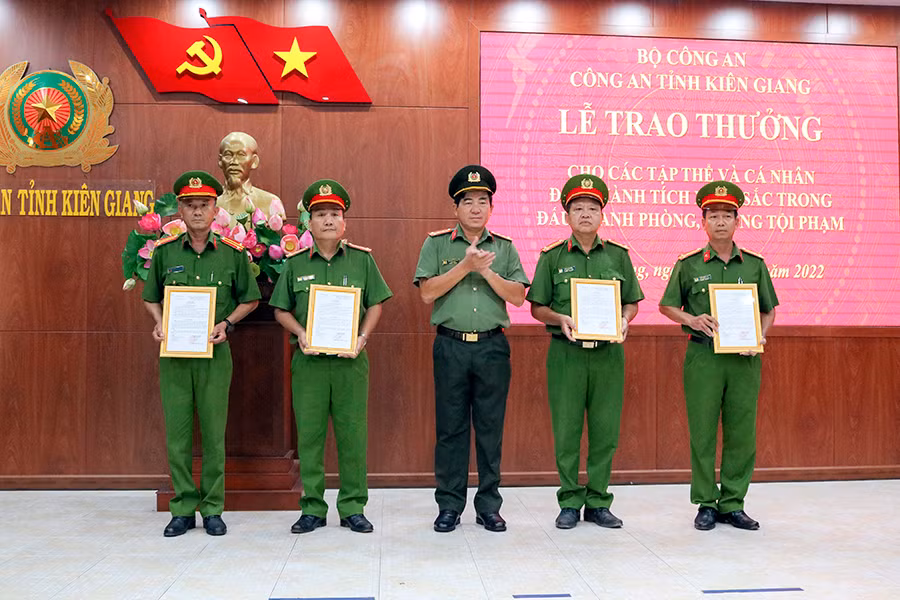 Công an tỉnh Kiên Giang trao thưởng cho các tập thể, cá nhân đạt thành tích xuất sắc bắt giữ đối tượng giải cứu con tin an toàn -0