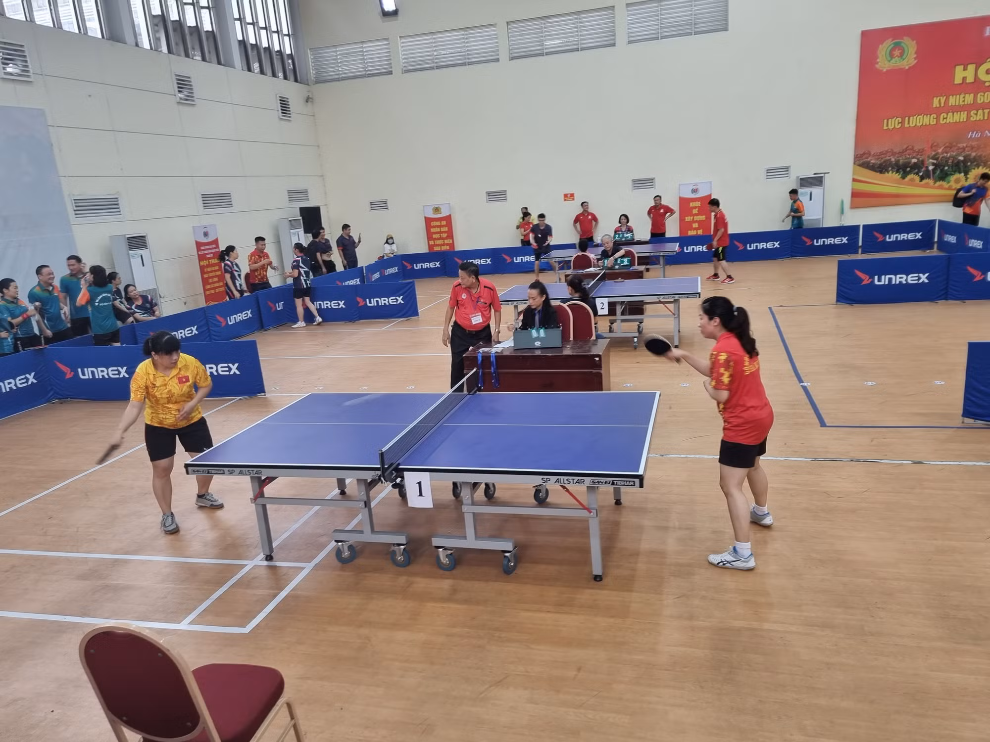 Sôi nổi các môn thi đấu tại Hội thao kỷ niệm 60 năm Ngày truyền thống Cảnh sát nhân dân -0