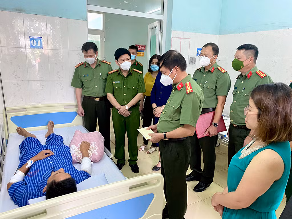Thăm hỏi trưởng Công an xã bị thương khi làm nhiệm vụ -0