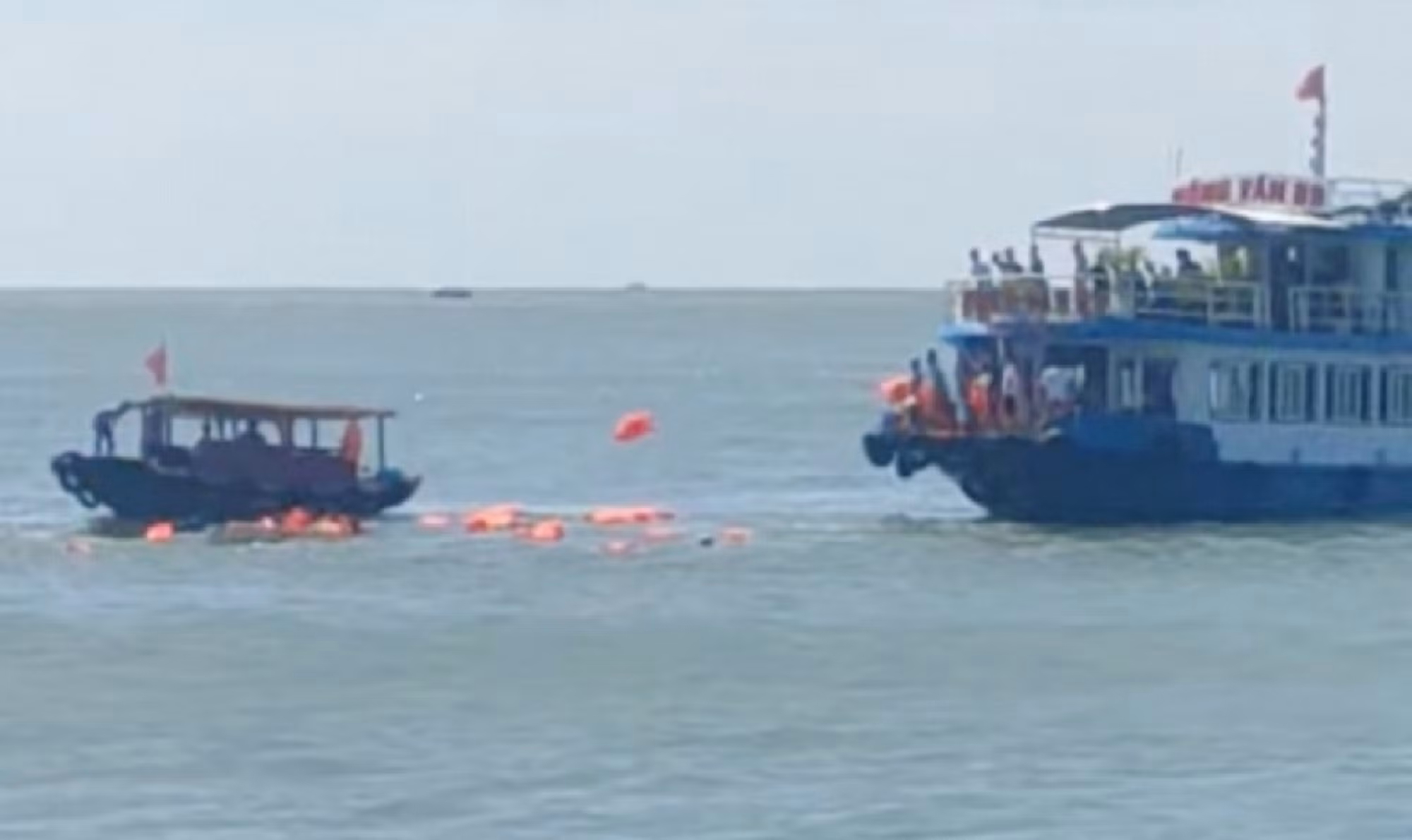 Tàu du lịch đâm chìm tàu chuyển tải trên vịnh Lan Hạ -0