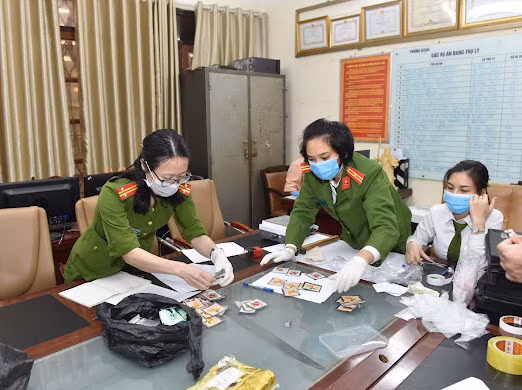 “Bà trùm” ham cờ bạc điều hành đường dây ma túy xuyên quốc gia -0