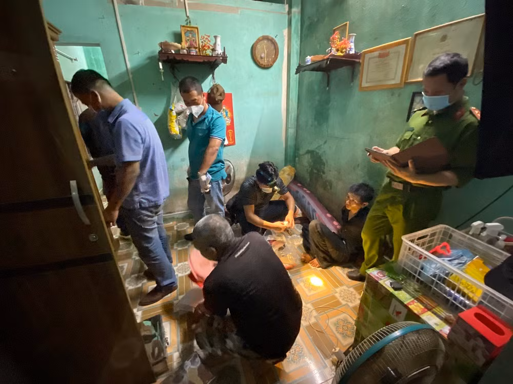 Đang giao dịch ma túy trên “phố Tây” thì bị tóm -0