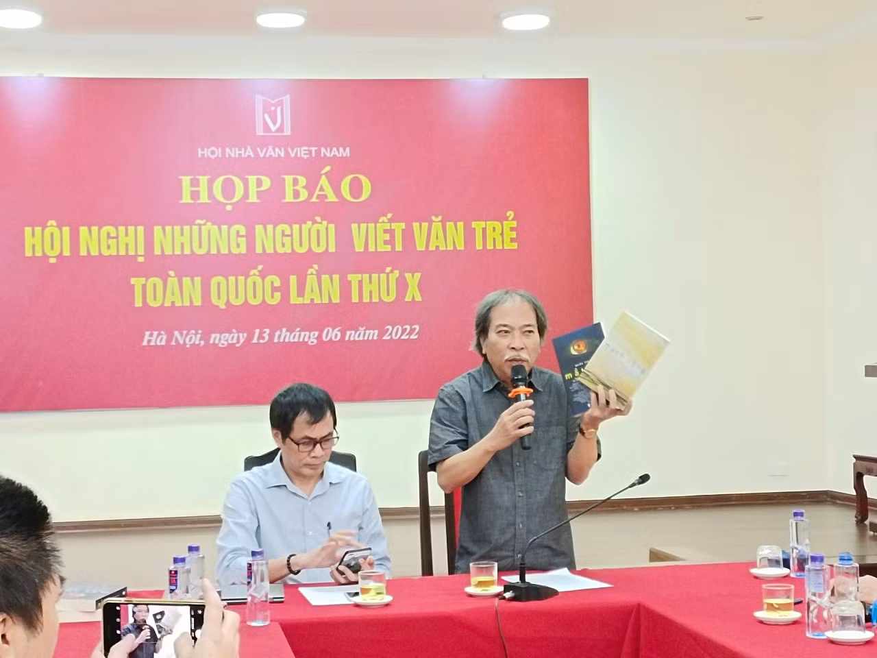 130 nhà văn trẻ bàn về thái độ, trách nhiệm, lương tâm của người cầm bút -0