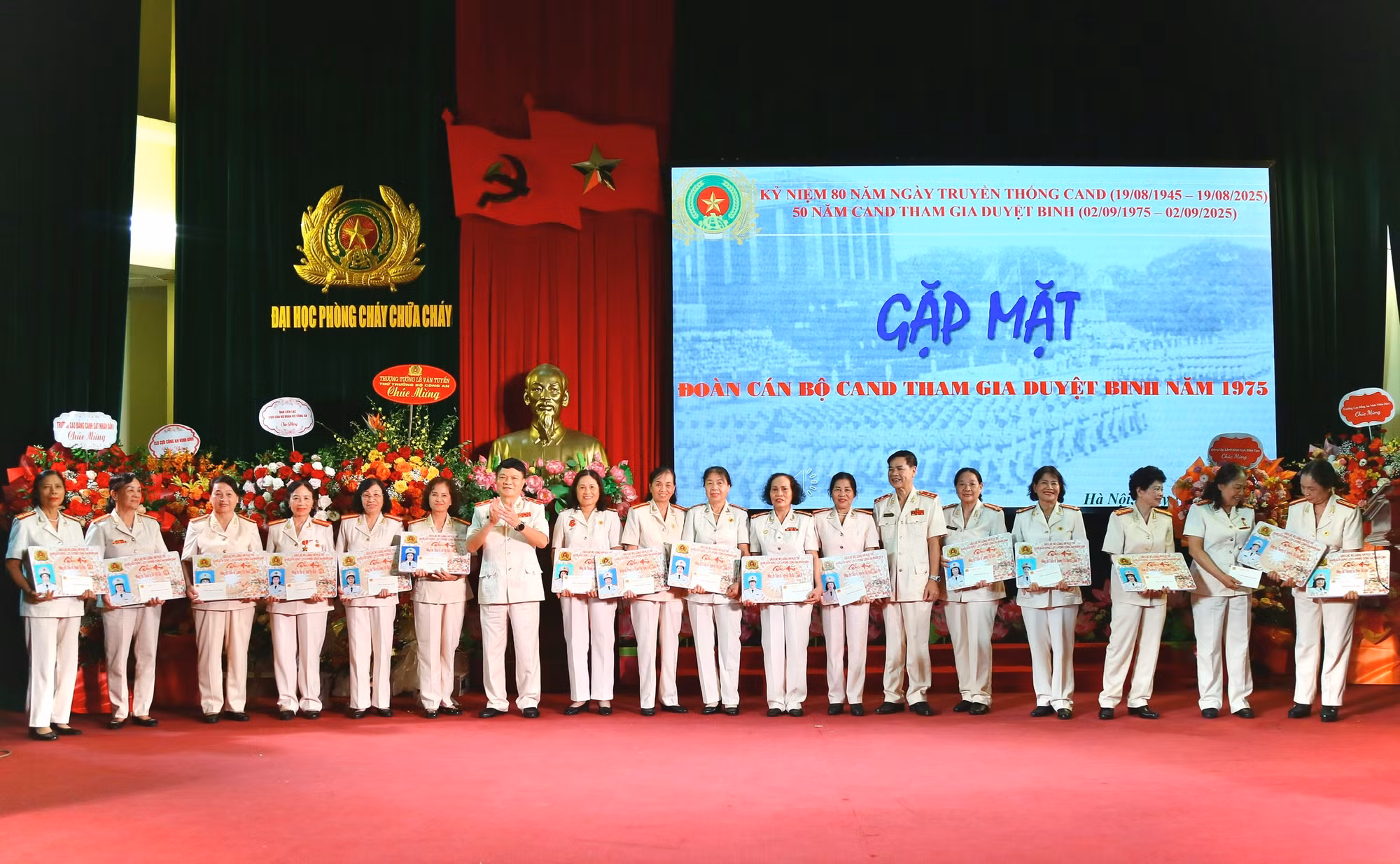 Ấm áp nghĩa tình Công an hưu trí khối Xây dựng lực lượng CAND -0
