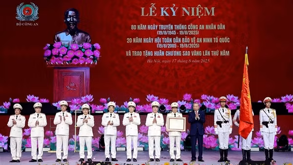 Toàn cảnh Lễ Kỷ niệm 80 năm Ngày Truyền thống CAND và đón nhận Huân chương Sao Vàng