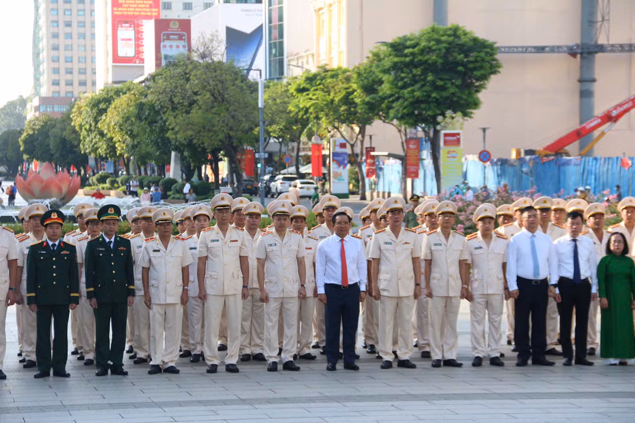 Đoàn đại biểu TP Hồ Chí Minh tưởng nhớ Chủ tịch Hồ Chí Minh nhân kỷ niệm 80 năm ngày Truyền thống CAND -0