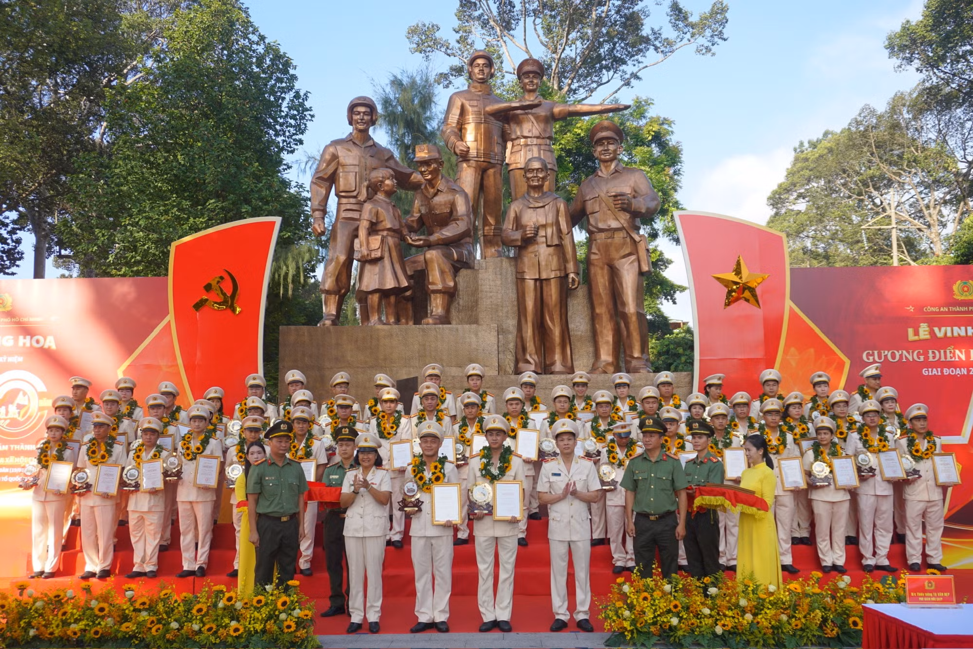 Đoàn đại biểu TP Hồ Chí Minh tưởng nhớ Chủ tịch Hồ Chí Minh nhân kỷ niệm 80 năm ngày Truyền thống CAND -0