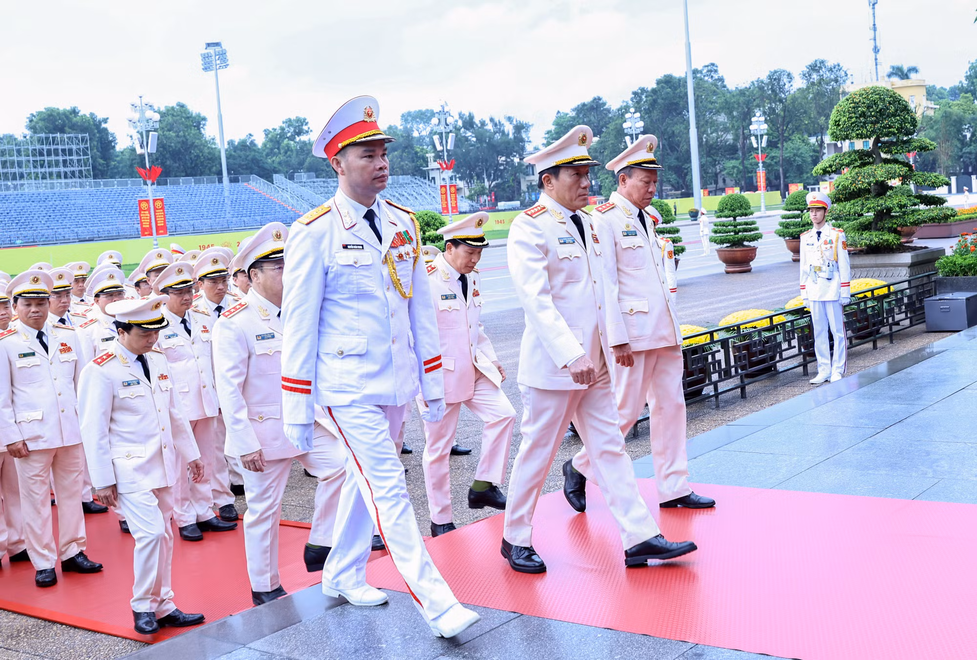 Lãnh đạo Đảng, Nhà nước, Bộ Công an vào Lăng viếng Bác -0