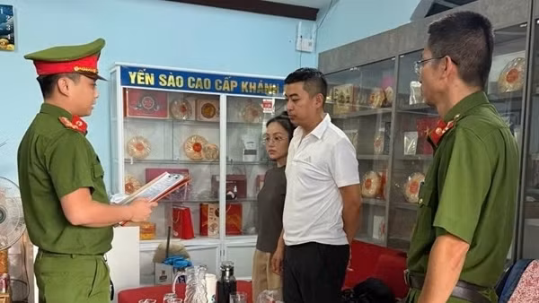 Bắt nhóm đối tượng chiếm đoạt hơn 30 tỷ đồng từ các thẻ tín dụng