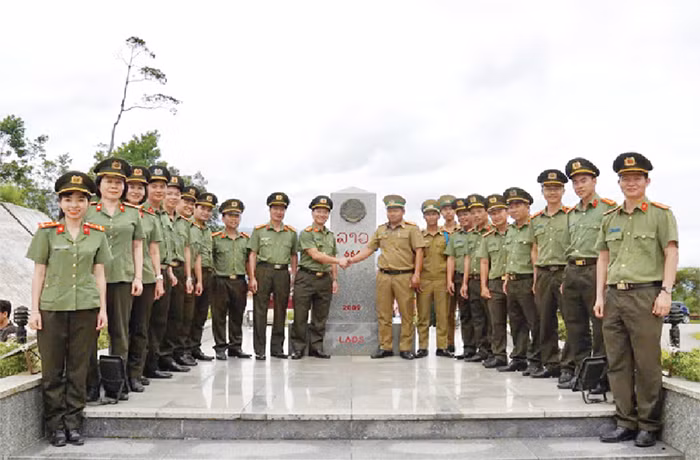 Trang 23: Chiến công thầm lặng ở vùng đất Cố đô -0