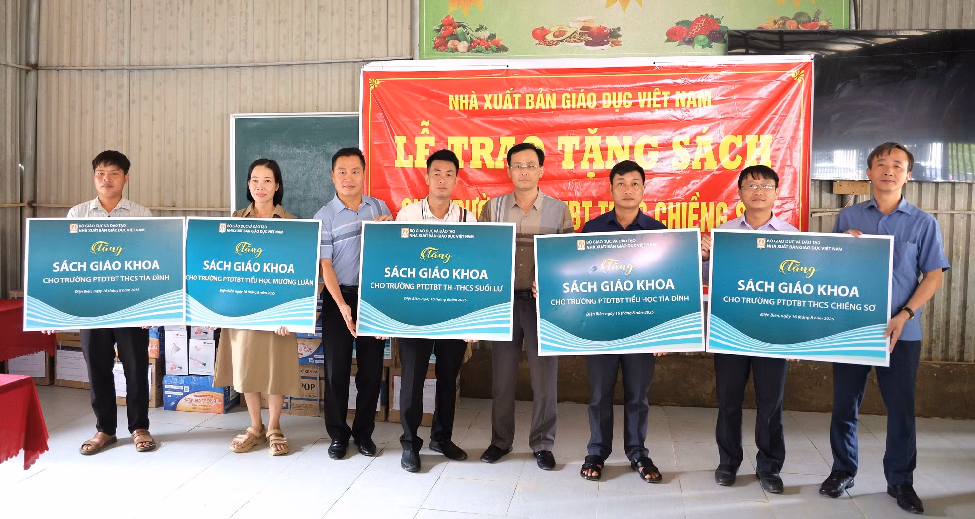 Nhà xuất bản Giáo dục Việt Nam tặng SGK cho học sinh Điện Biên chịu ảnh hưởng mưa lũ -0