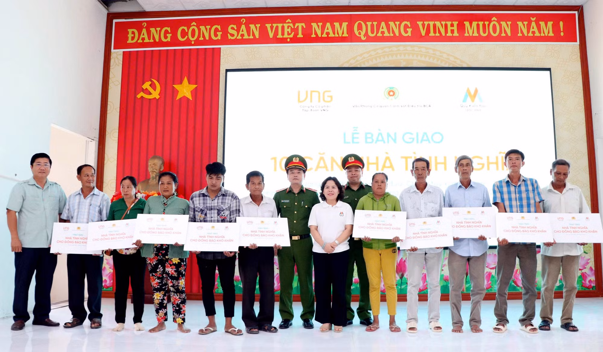 Văn phòng Cơ quan CSĐT Bộ Công an bàn giao 10 căn nhà tặng người dân có hoàn cảnh khó khăn -0
