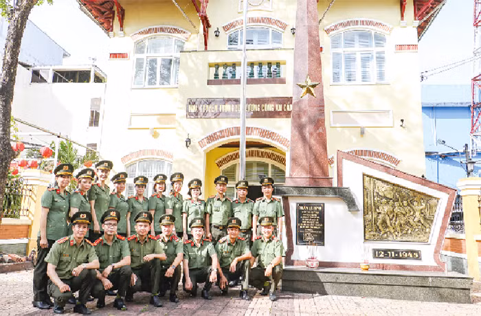 Trang 26: Vang bóng một thời trận đánh “Hóa trang kỳ tập” -0
